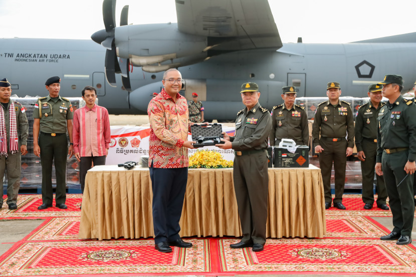 Duta Besar RI untuk Kamboja Santo Darmosumarto bersama Jenderal Mao Sophan. Sumber: Seputarmiliter.id