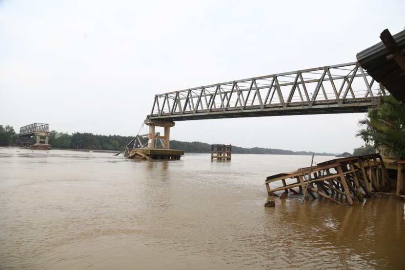 Jembatan P6 Sungai Lalan, Musi Banyuasin (Muba) yang ambruk ditabrak kapal tongkang pengangkut batu bara. (FOTO: Humas Pemprov Sumsel)