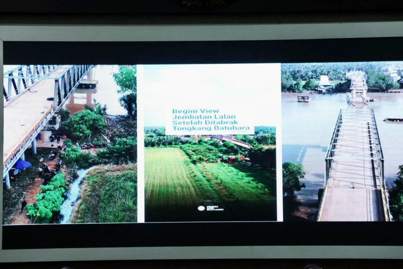 Jembatan Lalan yang ambruk ditabrak kapal tongkang batu bara. (FOTO: Humas Pemprov Sumsel) 