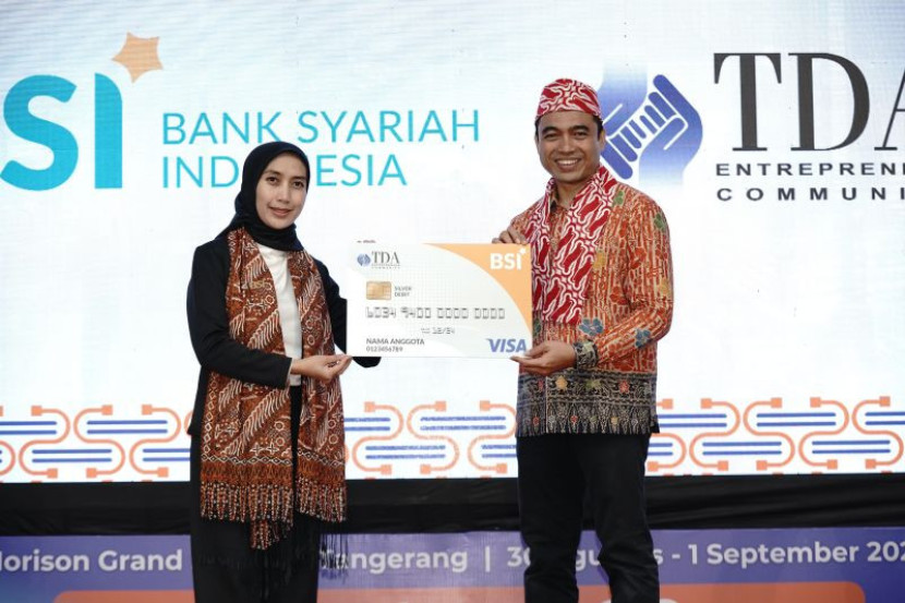 SVP Retail Deposit Solution BSI Vita Andrianty (kiri) bersama Presiden Komunitas Pengusaha Tangan Di Atas (TDA) Eko Desriyanto (kanan) menghadiri peluncuran Kartu Co-Branding ATM Debit BSI. (Dok Ruzka Indonesia/BSI) Sumber: