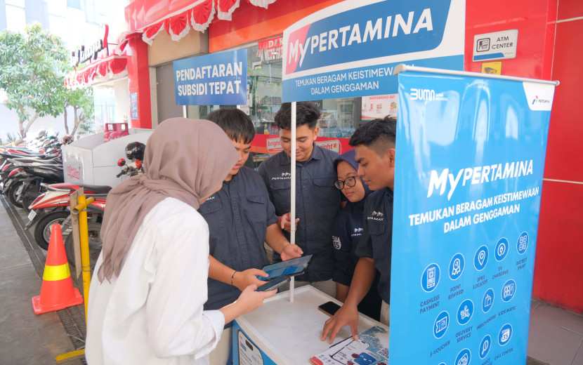 Pertamina menyediakan helpdesk di beberapa titik SPBU untuk membantu pendaftar yang mengalami kesulitan saat proses pendaftaran QR Code. (Foto: Dok REPUBLIKA)