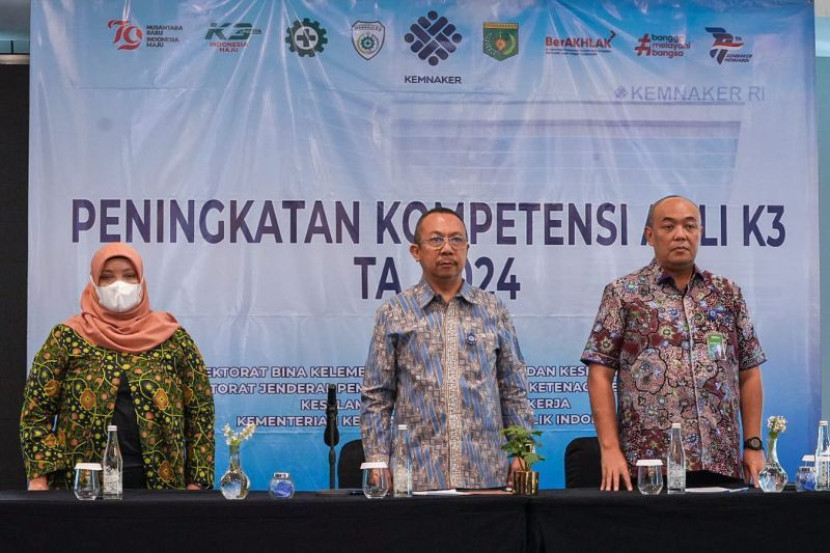 Plt. Dirjen Binwasnaker dan K3 Kemnaker Fahrurozi (tengah) dalam kegiatan Peningkatan Kompetensi Ahli K3 TA 2024 di Jakarta, Kamis (29/8/2024) (Foto: Dok Ruzka Indonesia)