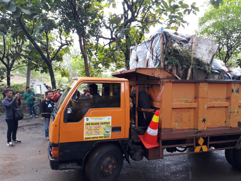 Proses pengangkutan sampah ke TPA Cikundul Kota Sukabumi.