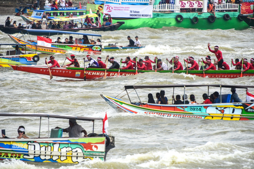 Lomba bidar di sungai Musi. (FOTO: Mushaful Imam)