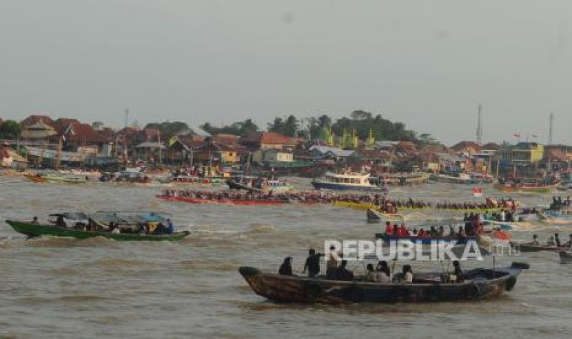 Lomba bidar di Sungai Musi, Palembang. (FOTO: Republika)