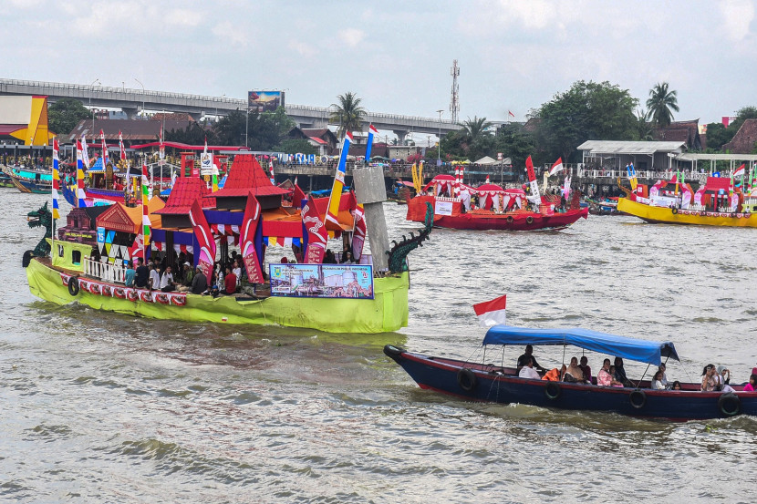 Selain lomba bidar, di sungai Musi juga ada lomba perahu hias. (FOTO: Mushaful Imam)