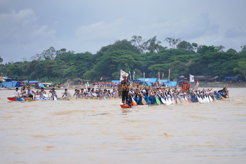 Lomba pacu jalur di Kuantan Singingi, Riau. (FOTO: riau,go,id)