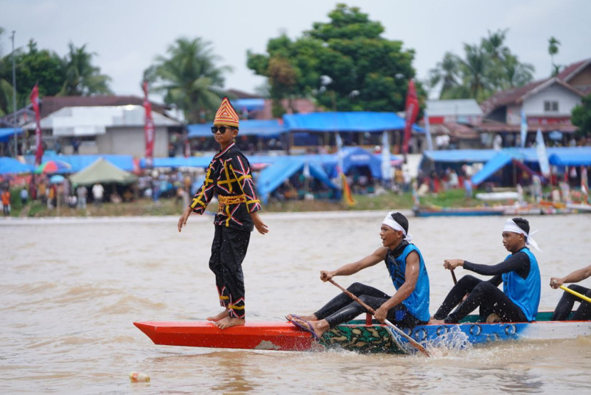 Lomba pacu jalur di Kuantan Singingi, Riau. (FOTO: riau,go,id)