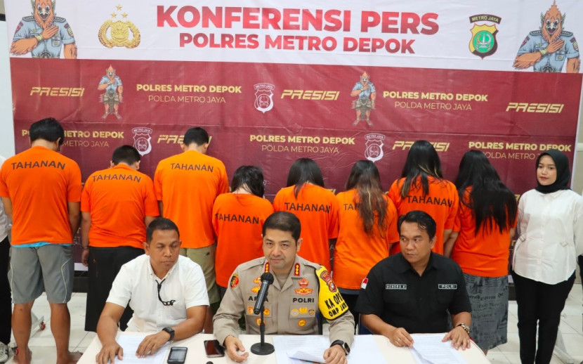 Kapolrestro Depok, Kombes Pol Arya Perdana (tengah) saat jumpa pers penangkapan 8 orang pelaku sindikat jual beli bayi di Kota Depok, Senin (02/09/2024). (Foto: Dok Ruzka Indonesia)