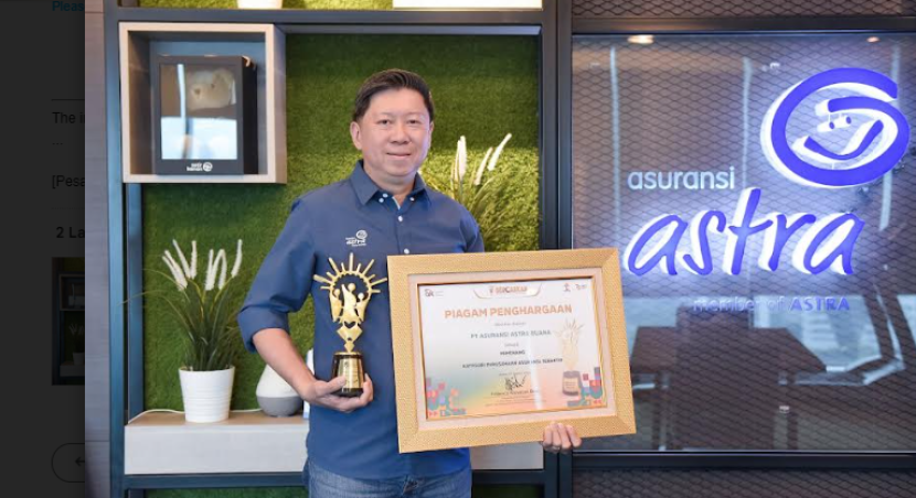 President Director Asuransi Astra, Christopher Pangestu menerima penghargaan Financial Literacy Award 2024 kategori Perusahaan Asuransi Teraktif.     dok Asuransi Astra 