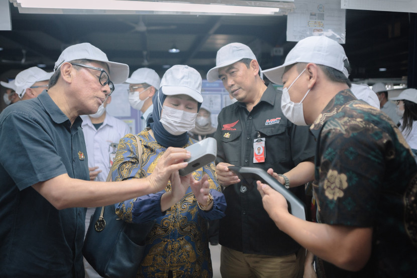 Direktur Industri Kecil dan Menengah Logam, Mesin, Elektronika dan Alat Angkut Kemenperin, Dini Hanggandari, memperhatikan hasil improvement proses painting saat mengunjungi IKM binaan YDBA, pekan lalu. (Foto: Dok Ruzka Indonesia)