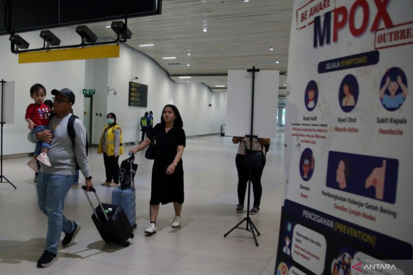 Penumpang dari luar negeri melintas di area pemindai suhu tubuh milik Balai Besar Kekarantinaan Kesehatan (BBKK) Soekarno-Hatta setibanya di Terminal 3 Internasional Bandara Soekarno Hatta, Tangerang, Banten, Senin (2/9/2024). (Antara)