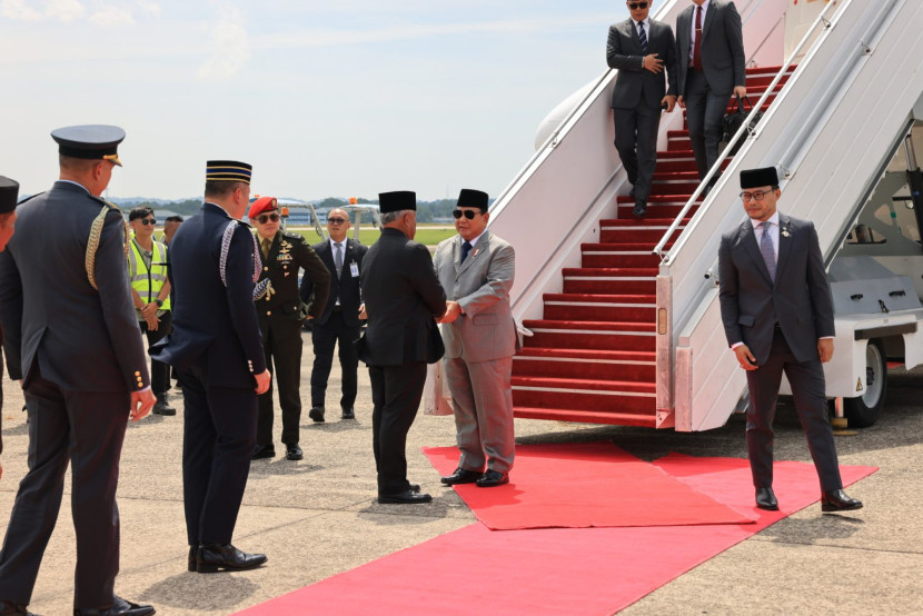 Menhan Prabowo Subianto di Bandara Internasional Brunei di Bandar Seri Begawan pada Kamis (5/9/2024). Sumber: Seputarmiliter.id