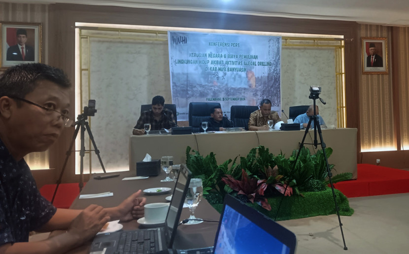 Keterangan pers Walhi Sumsel tentang illegal drilling di Musi Banyuasindan kerugian negara. (FOTO: Muhammad Rifky)