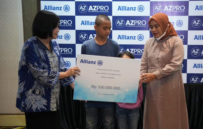 Penyerahan klaim meninggal dunia kepada nasabah AlliSya Handal yang dipasarkan melalui program AZPRO PT Asuransi Allianz Life Syariah Indonesia. 