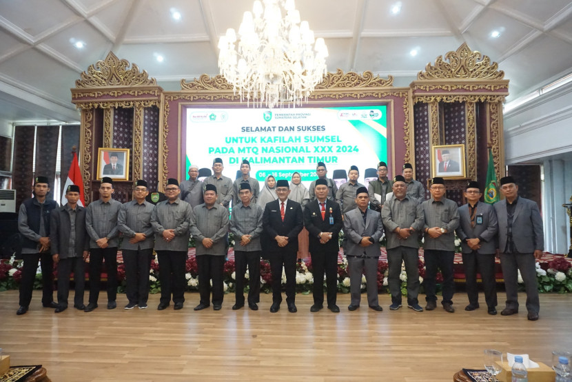 Pelepasan kafilah Sumsel ke MTQ Nasional XXX-2024 di Kalimantan Timur oleh Sekda Pemprov Sumsel Edward Candra. (FOTO: Humas Pemprov Sumsel. (FOTO: Humas Pemprov Sumsel)