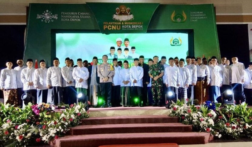 Pengurus Cabang NU Kota Depok Periode 2024-2029 berfoto bersama usai dilantik pengurus PBNU, Sabtu, di Hotel Bumi Wiyata, Depok.