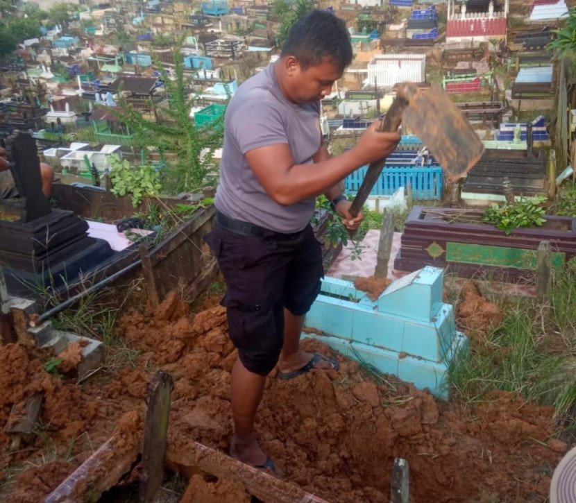 Bripka Joko Hadi Aprianto, SJH, Bintara Polsek Samarinda Hulu yang juga menjadi penggali kubur. (Foto: Dok Ruzka Indonesia)