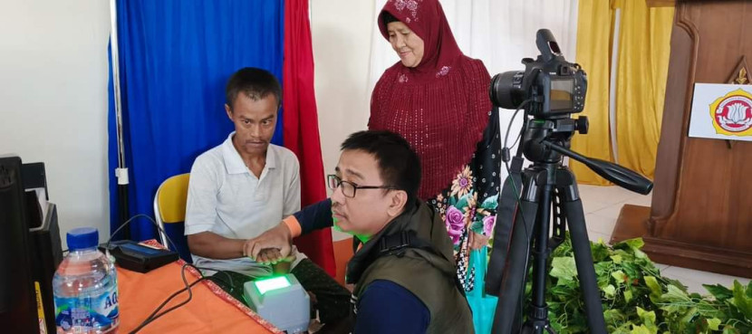 Layanan mantel semar dalam perekaman KTP-El pemula di Kecamatan Warudoyong, Kota Sukabumi, Sabtu (7/9/2024).