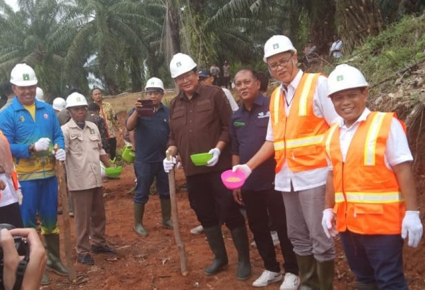 KETERANGAN FOTO: Ketua Umum Rumah Sawit Indonesia (RSI) Kacuk Sumarto (dua kanan) seusai menanam padi gogo secara simbolis bersama Direktur Tanaman Kelapa Sawit dan Aneka Palma (Salma) Ditjen Perkebunan Ardi Praptono (empat kanan), dan Pj Bupati Batubara Heri Wahyudi (kiri) pada acara Tasyakuran Tanam Perdana Serentak Program Peremajaan Sawit Rakyat (PSR) dan Padi Gogo di Kabupaten Batubara, Sumatera Utara, Sabtu (7/9/2024).