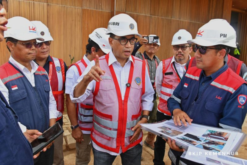 Menhub Budi Karya Sumadi (tengah) saat meninjau progres pembangunan Bandara Nusantara di Ibu Kota Nusantara (IKN), Kalimantan Timur, Minggu (8/9/2023). (Foto; Dok BKIP Kemenhub)