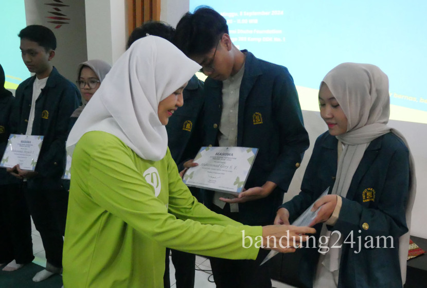 Penyerahan beasiswa SDF XIV oleh Founder SDF Dian Syarief di Sekretariat SDF, Kota Bandung, Ahad (8/9/2024). Foto: Edi Yusuf