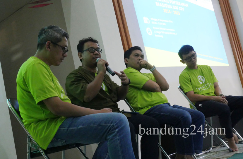 Tiga alumni ITB yang berprofesi sebagai pewirausaha memberikan motivasi kepada penerima beasiswa SDF XIV. Foto: Edi Yusuf