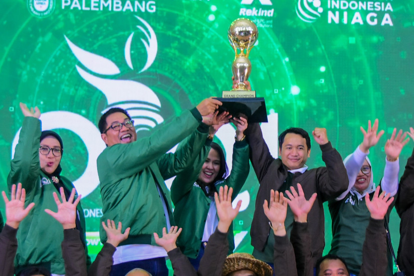 Direktur Utama PT Pusri Daconi (kedua dari kiri) mengangkat tropi Grand Champion PIQI 2024. (FOTO: Humas Pusri) 