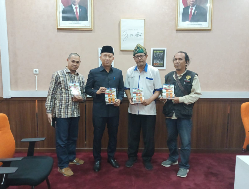 Kemas Ari Panji (kedua dari kanan) Ketua tim penulis buku 