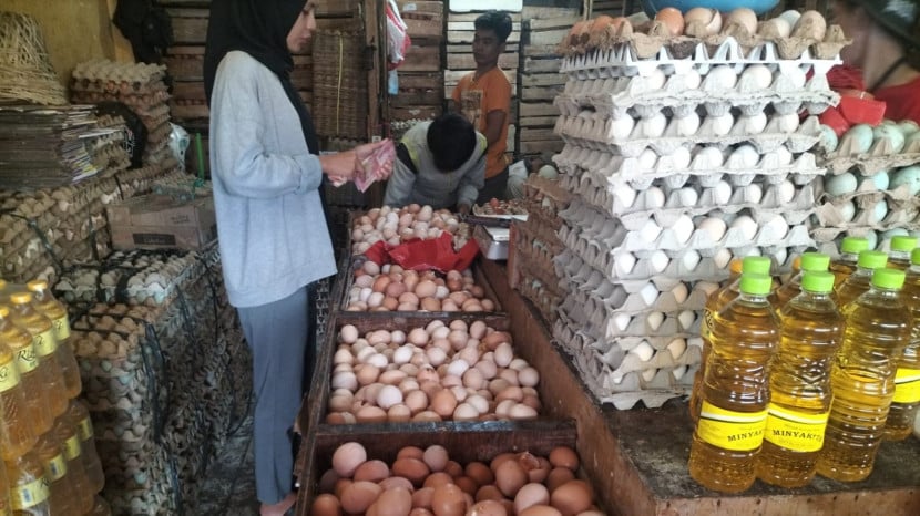 Suasana kios telur ayam di Pasar Tradisional Kota Sukabumi.