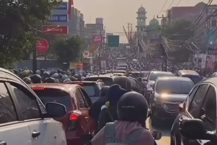 Kemacetan Horor di Depok, tepatnya di perempatan DTC. (Dok. Republika)