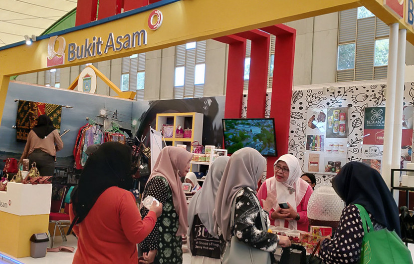 Stan UMKM binaan PTBA pada pameran Hari UMKM Nasional. (FOTO: Humas PTBA)