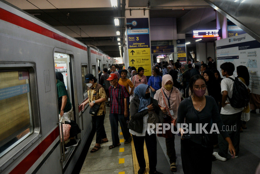 Aktivitas penumpang di Stasiun Manggarai, Jakarta, beberapa waktu lalu. (Foto: Republika)