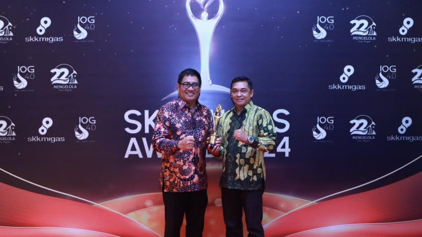 Direktur Utama PT Pusri Dacono Khotob (kiri) dengan penghargaan SKK Migas Award 2024. (FOTO: Humas Pusri)