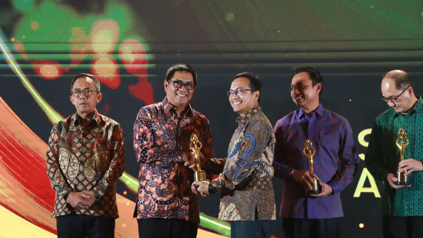 Direktur Utama PT Pusri Daconi Khotob (kedua dari kiri) menerima penghargaan SKK Migas Award 2024. (FOTO: Humas Pusri)