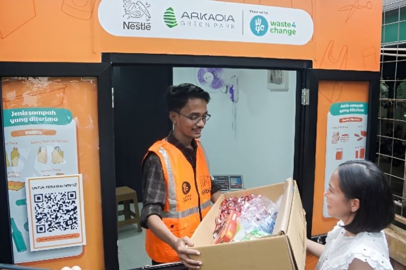 Nestle Indonesia bersama Waste4Change meluncurkan program Waste Dropbox sebagai inisiatif pengelolaan sampah anorganik di Jakarta. 