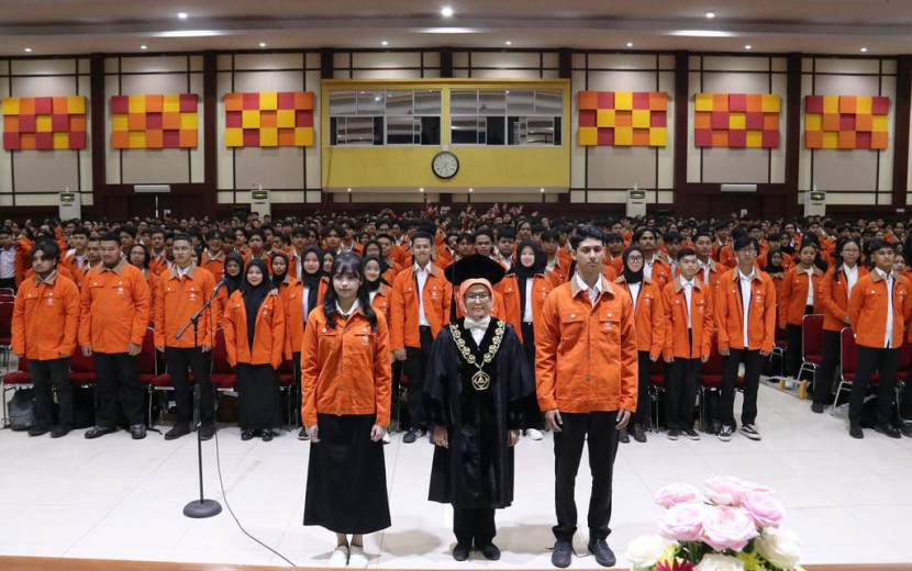 Rektor Itenas Prof Meilinda Nurbanasari bersama 1.432 orang mahasiswa baru mengikuti sidang penerimaan mahasiswa baru di Gedung Itenas, Kamis (12/9/2024). Istimewa. 