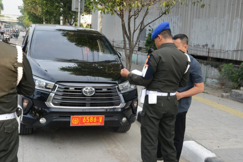 Razia mobil dinas berpelat Kemenhan. Sumber: Seputarmiliter.id