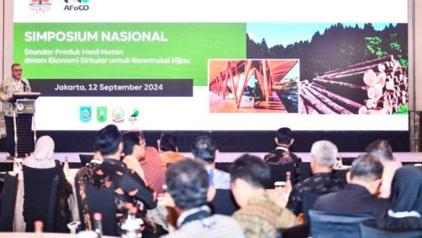 KLHK) melalui Badan Standardisasi dan Instrumen LHK menggelar Simposium Nasional dengan tema “Standar Produk Hasil Hutan dalam Ekonomi Sirkular untuk Konstruksi Hijau”. (Foto: Dok Ruzka Indonesia)