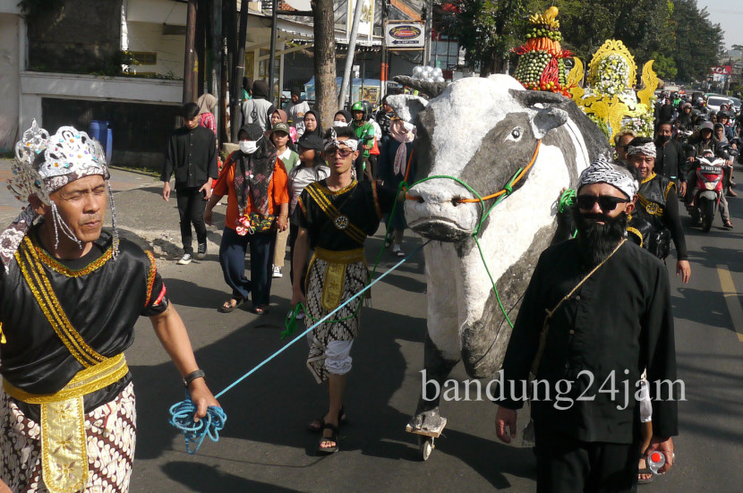 Karnaval kesenian rakyat Kota Cimahi. Foto: Edi Yusuf