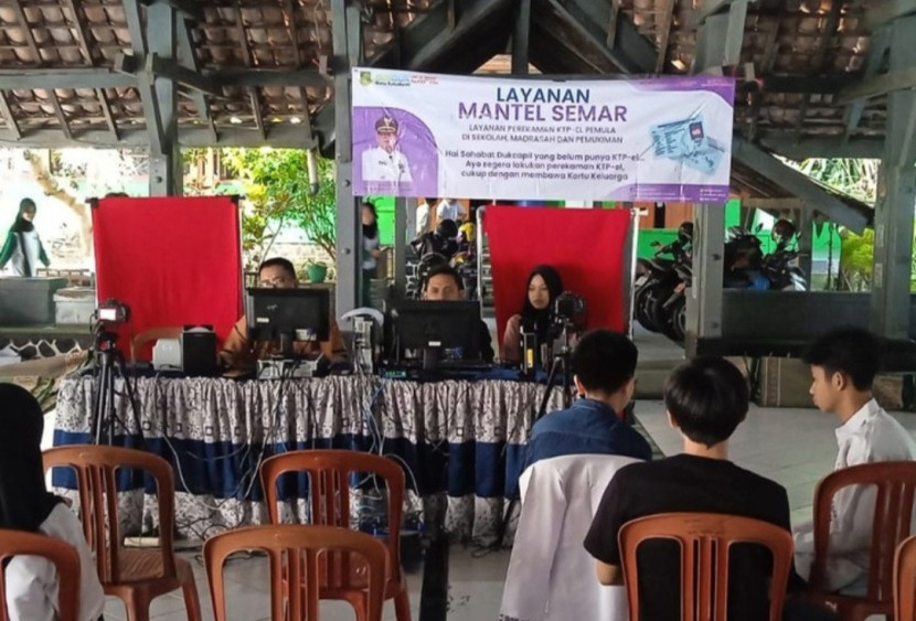 Layanan mantel semar Disdukcapil Kota Sukabumi di SMAN 4 Sukabumi, Jumat (13/9/2024).