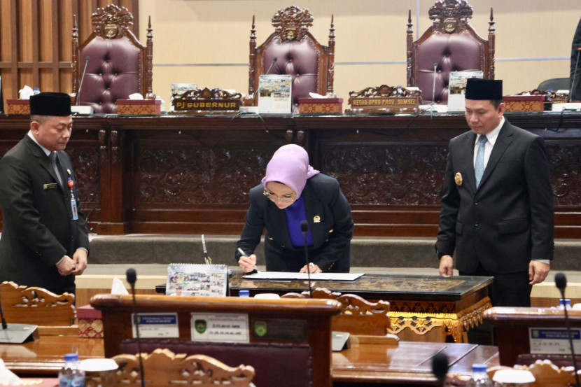 Ketua DPRD Sumsel RA Anita Noeringhati menandatangani keputusan bersama tentang Raperda PT Bank Sumsel Babel (Perseroda) dengan disaksikan Pj Gubernur Sumsel Elen Setiadi (kanan). (FOTO: Humas Pemprov Sumsel)