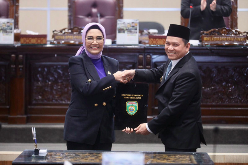 Pj Gubernur Sumsel Elen Setiadi dan Ketua DPRD Sumsel RA Anita Noeringhati setelah penandatanganan tentang Raperda PT Bank Sumsel Babel (Perseroda). (FOTO: Humas Pemprov Sumsel)