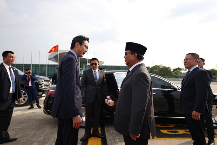 Menhan Prabowo Subianto di Bandara No Bai, Hanoi. Sumber: Seputar Militer