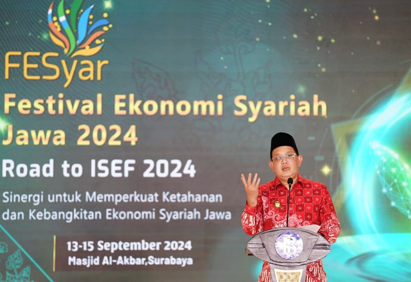 Pj Gubernur Jatim Adhy Karyono saat membuka Festival Ekonomi Syariah Jawa 2024 di Masjid Al-Akbar, Surabaya, Jumat (13/9/2024). 