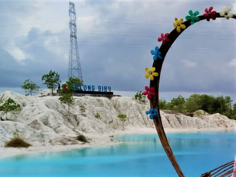 Kulong Biru (Danau Kaolin) di Koba, Bangka Tengah, Kepulauan Bangka Belitung. (Foto: SumatraLink.id/Mursalin Yasland)