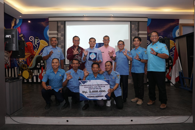 Manajemen Perumda Tirta Raja bersama pemenang desain logo dari karyawan internal perusahaan. (FOTO: Dok. Tirta Raja)