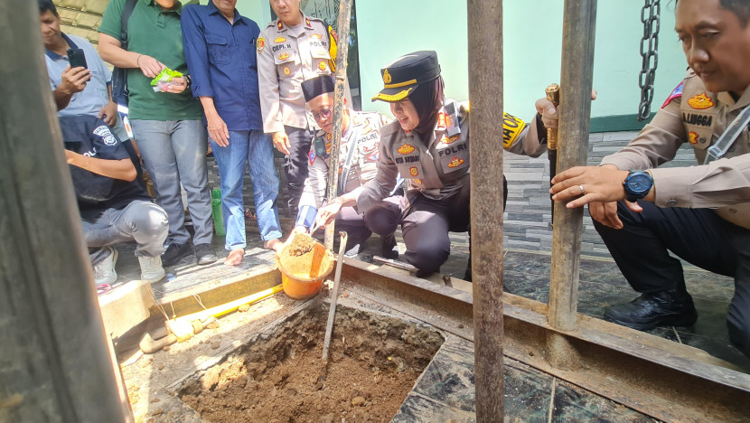 Pembangunan sumur bor oleh Polres Sukabumi Kota di Kampung Harempoy RT 05/03 Kelurahan Subangjaya, Kecamatan Cikole, Kota Sukabumi, Sabtu (14/9/2024).