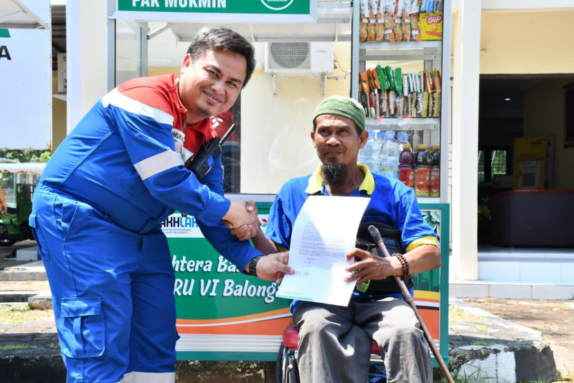 Penyandang disabilitas mendapat bantuan gerobak dagang. (Dok. Gincumanis.com)