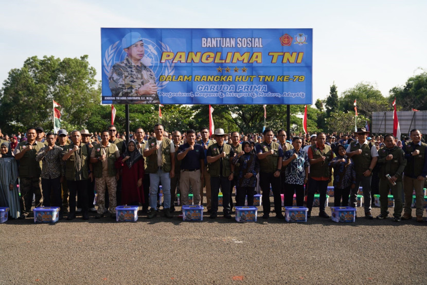 Panglima TNI membagikan ratusan paket sembako ke warga sentul. Sumber: Seputarmiliter.id